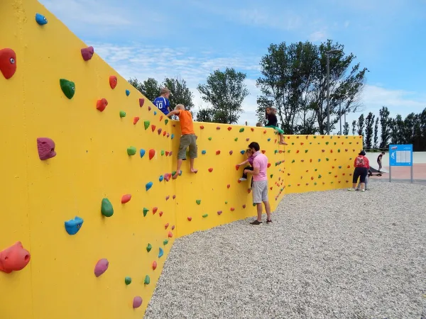 Kletterwand auf dem Roan-Campingplatz Pra'delle Torri.