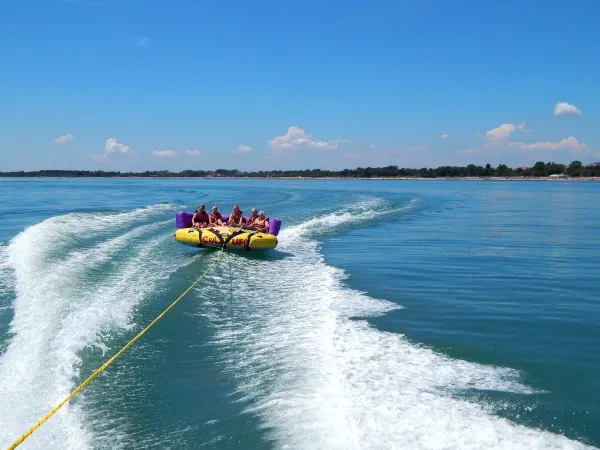 Funtube im Meer auf dem Campingplatz Roan Pra'delle Torri.