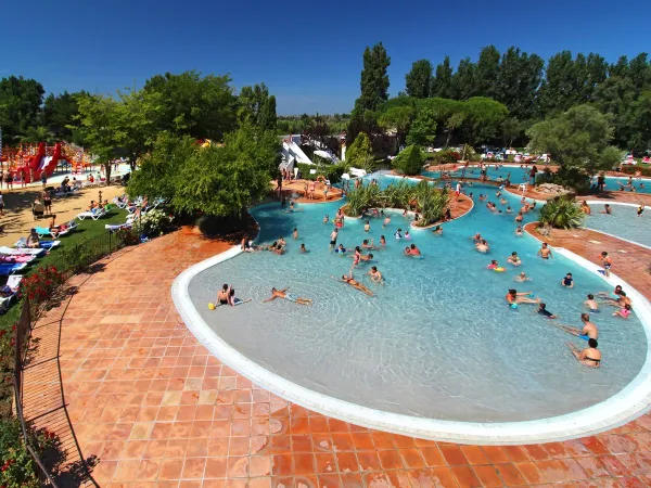 Flaches Schwimmbad auf dem Campingplatz Roan Serignan Plage.