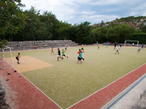 Spielen Sie Fußball auf dem Sportplatz des Campingplatzes Roan Le Ranc Davaine.