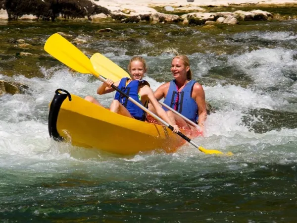 Kanufahren im Fluss in der Nähe von Roan Camping Le Ranc Davaine.