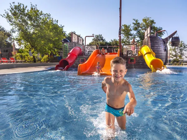 Spaß im Pool mit Piratenschiff auf dem Roan Camping Lanterna.