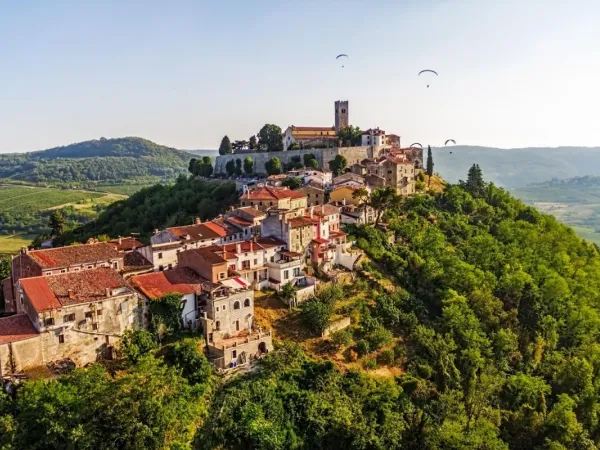 Das Dorf Motovun in Kroatien in der Nähe des Roan-Campingplatzes Bi Village.