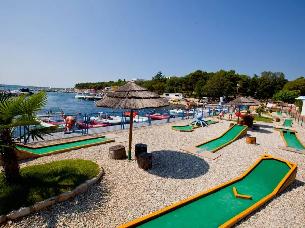 Minigolfplatz auf dem Campingplatz Zelena Laguna in Roan.