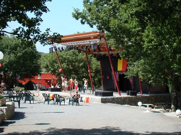 Bühne mit Terrasse auf dem Campingplatz Roan Aluna Vacances.