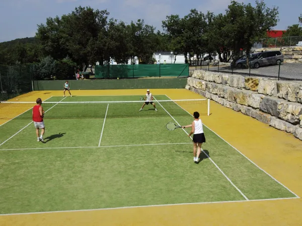 Tennis auf dem Campingplatz Roan Aluna Vacances.
