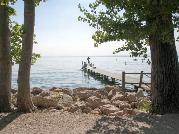 Pier am Gardasee auf dem Roan Campingplatz Cisano San Vito.