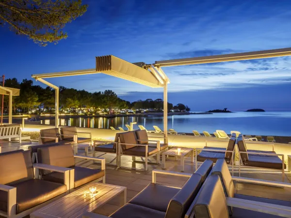 Lounge-Terrasse am Meer auf dem Campingplatz Roan Valkanela.