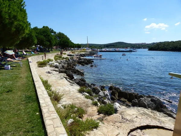 Liegewiese am Meer auf dem Campingplatz Roan Valkanela.