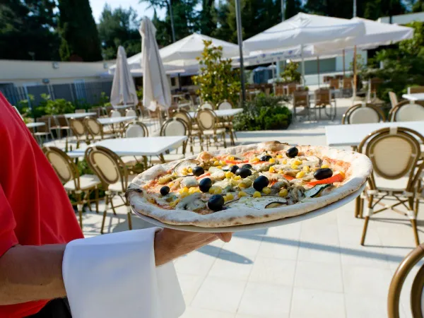 Frische Pizza auf dem Roan-Campingplatz Valkanela.