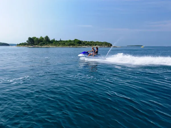 Jetski-Aktivitäten auf dem Campingplatz Roan Vestar.