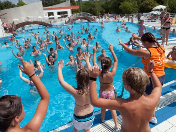 Pool-Animation auf dem Roan Campingplatz Vestar.