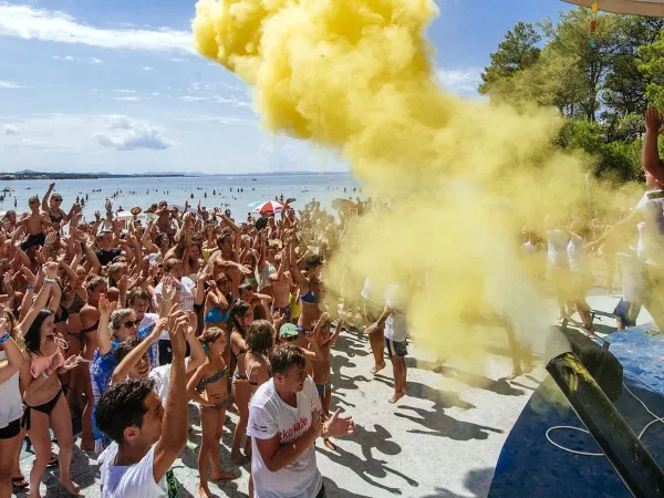 Strandparty auf dem Campingplatz Roan in der Ferienanlage Zaton.