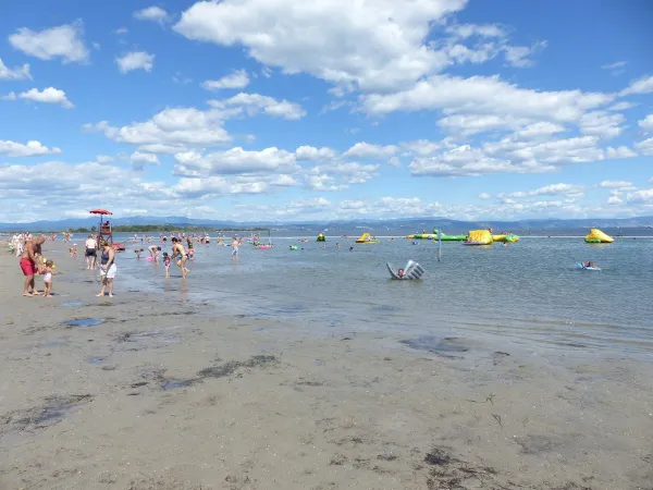 Überblick über den Strand des Campingplatzes Roan Turistico.