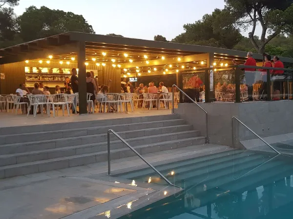 Terrasse am Pool am Abend auf dem Roan-Campingplatz Cala Gogo.