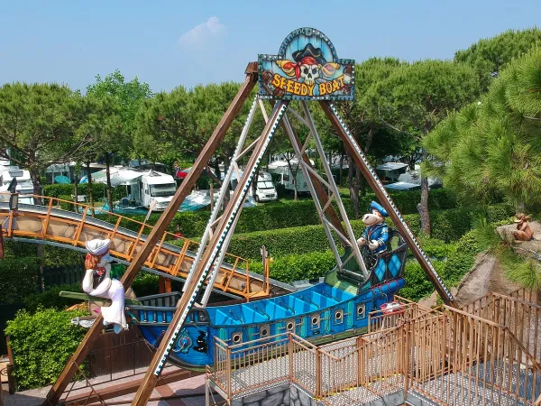 Schiffschaukel auf dem Campingplatz Roan Union Lido Mare.