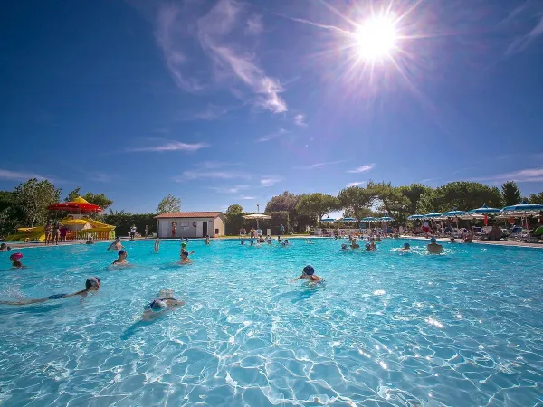 Übersicht über das Schwimmbad auf dem Campingplatz Roan in Rubicone.