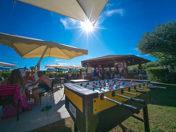 Tischfußball und eine Terrasse auf dem Roan Camping Rubicone.