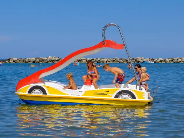 Tretboot mit Rutsche im Meer auf dem Campingplatz Roan in Rubicone.