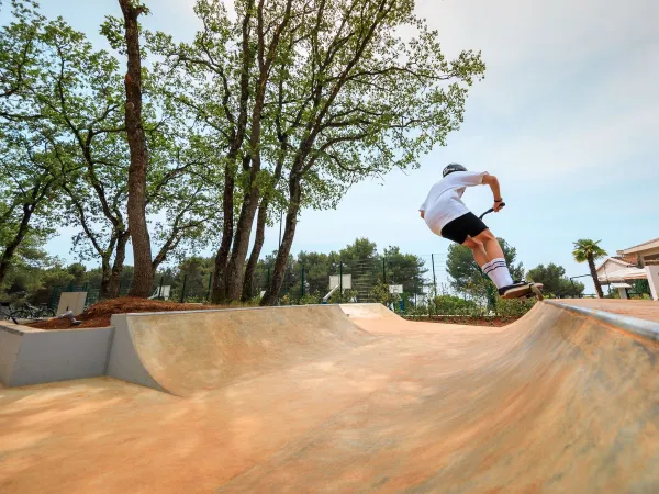 Skaten im Skatepark des Campingplatzes Lanterna in Roan.