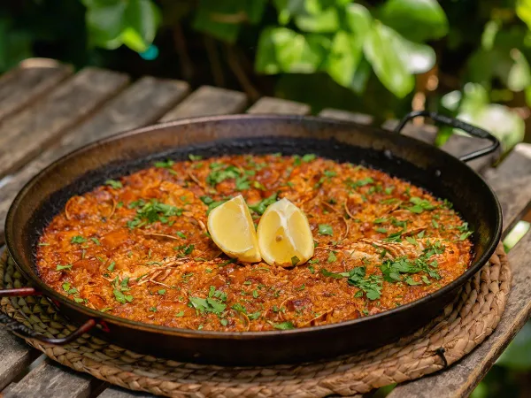 Paella-Gericht auf dem Roan-Campingplatz El Garrofer.