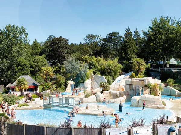 Übersicht Schwimmbad auf dem Campingplatz Roan des Ormes.