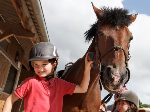 Ponyreiten auf dem Campingplatz Roan des Ormes.