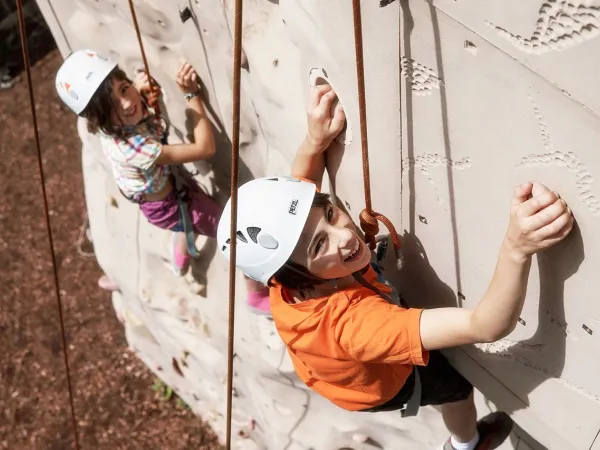 Kletterwand auf dem Campingplatz Roan des Ormes.