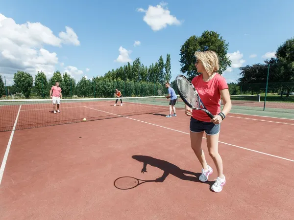 Tennis auf dem Campingplatz Roan des Ormes.