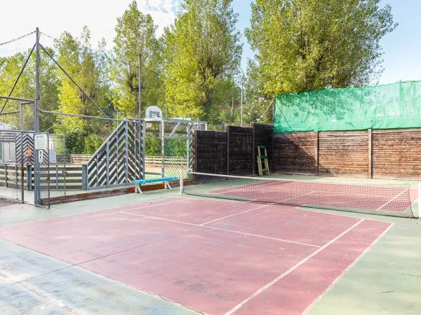 Tennisplatz auf dem Campingplatz Roan Club Napoléon.