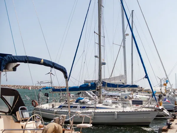 Kleiner Hafen in Roan camping Méditerranée.