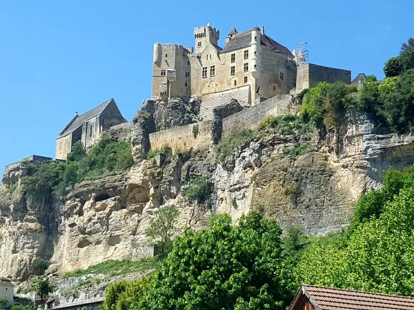 Schloss von Beynac in der Nähe von Roan camping Avit Loisirs.