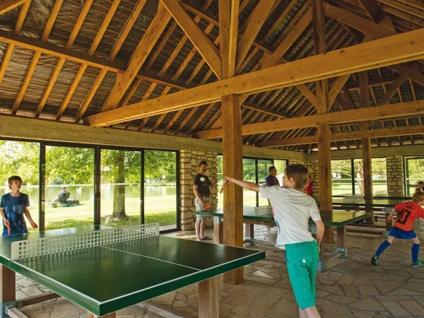Tischtennis auf dem Campingplatz Roan du Vieux Pont.