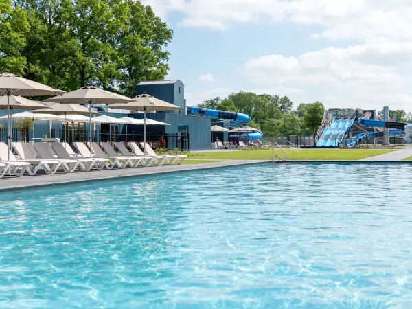 Beheiztes Freibad mit 4 Wasserrutschen auf dem Roan Camping De Twee Bruggen.