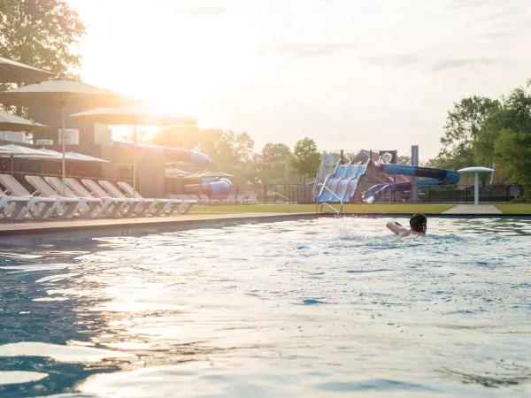 Beheiztes Freibad auf dem Roan Campingplatz De Twee Bruggen.