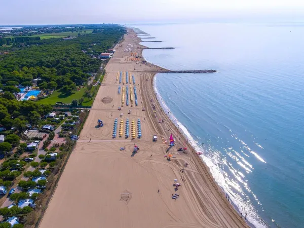 Überblick über den Strand des Campingplatzes Roan Mediterraneo.