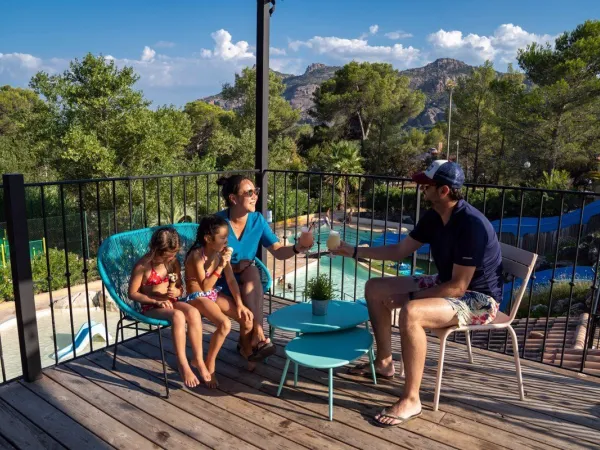 Dachterrasse am Pool des Campingplatzes Domaine de la Noguière in Roan.