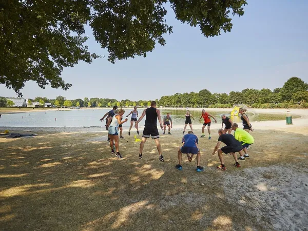 Bootcamp am Strand auf dem Roan Camping Terspegelt.