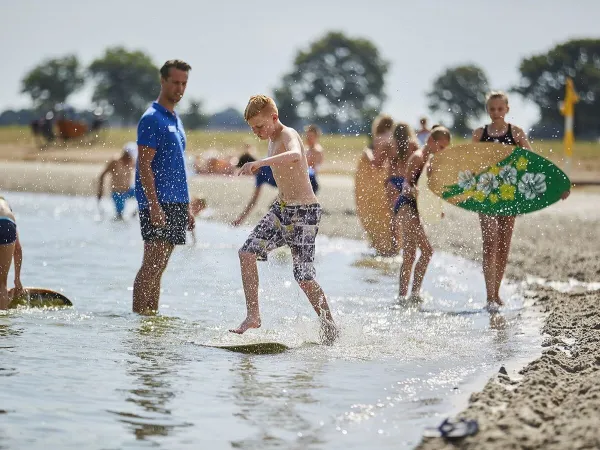 Surfboarding im Teich auf dem Roan Camping Terspegelt.