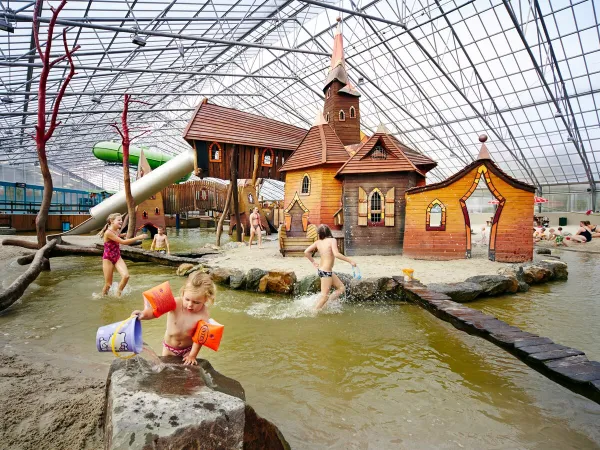 Spielen mit Wasser am Sternenstrand auf dem Roan Camping Terspegelt.