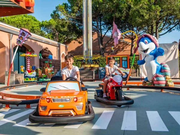Miniautos auf dem Campingplatz Roan Union Lido Mare.