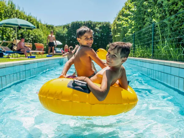 Der faulenzende Fluss auf dem Campingplatz Roan Union Lido Mare.