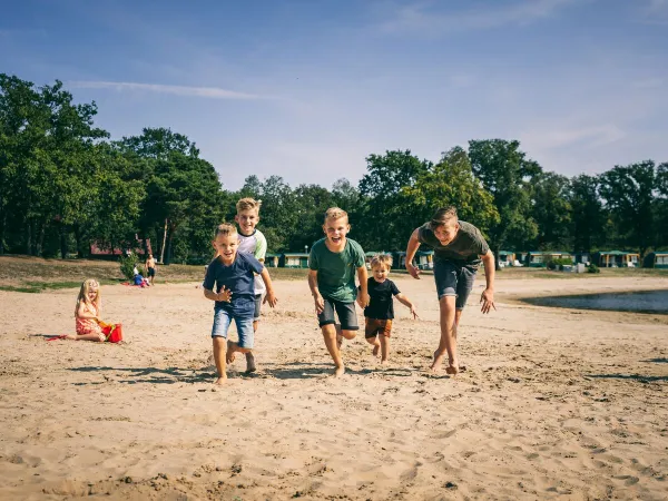 Der Sandstrand am Naturbad auf dem Roan Camping De Schatberg.