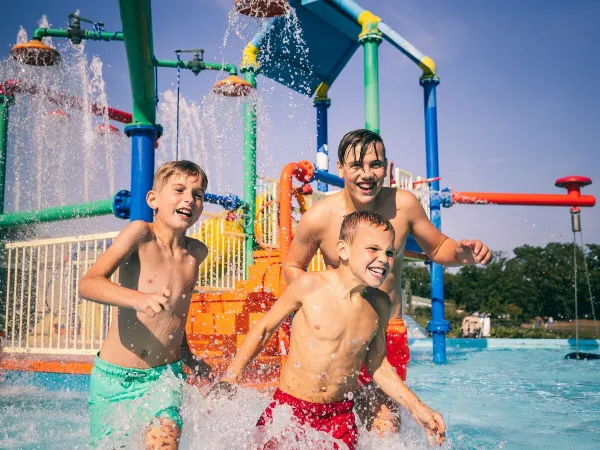 Schwimmen Sie im Außenpool mit Wasserspielplatz auf dem Roan Camping De Schatberg.