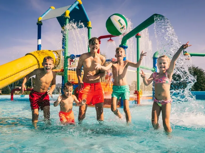 Der Wasserspielplatz auf dem Roan Camping De Schatberg.