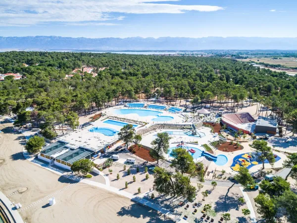 Überblick über den Strand- und Poolkomplex des Campingplatzes Roan in der Ferienanlage Zaton.