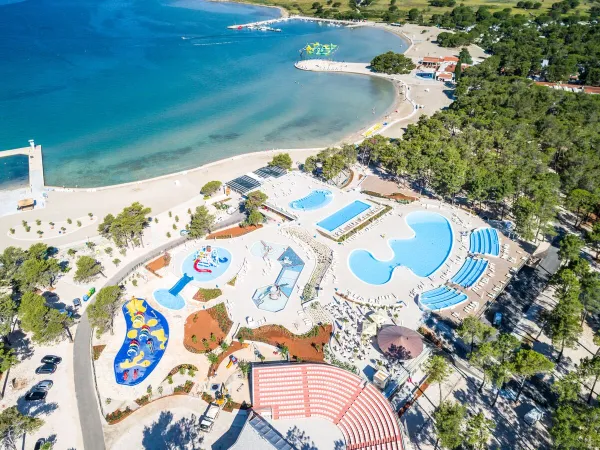 Überblick über Strand, Pool und Theater auf dem Campingplatz Roan Zaton Holiday resort.