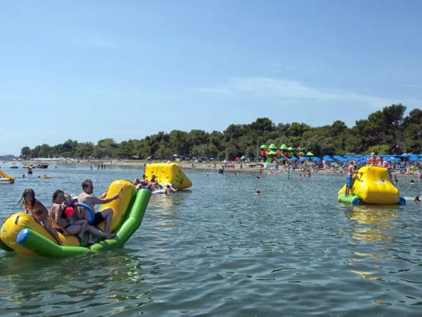 Luftkissen im Meer auf dem Campingplatz Roan Turistico.