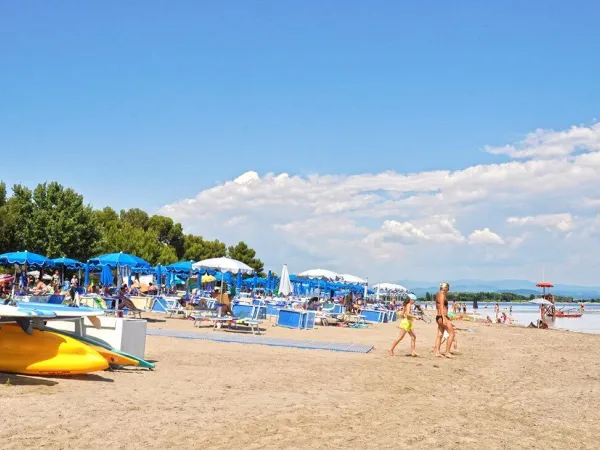 Strand in der Nähe des Campingplatzes Roan Villaggio Turistico.