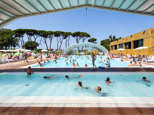 Pool, die auf Roan Camping hu Park Albatros village abgedeckt werden kann.